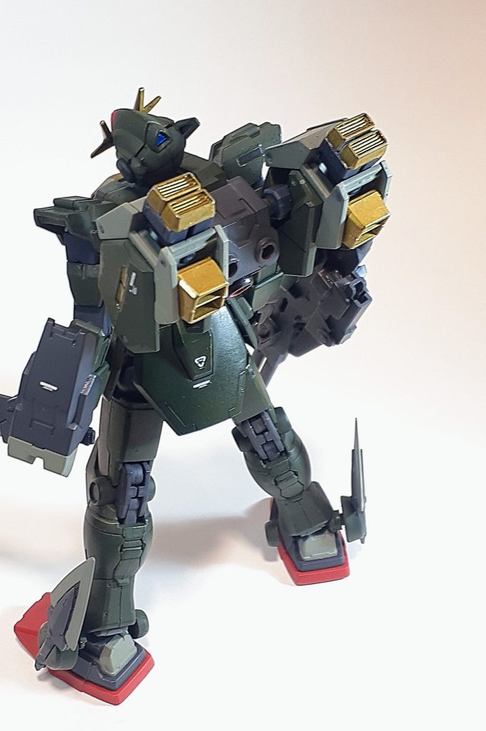 肩アーマーは分離してスラスターとしてバックパックに接続することもできます。