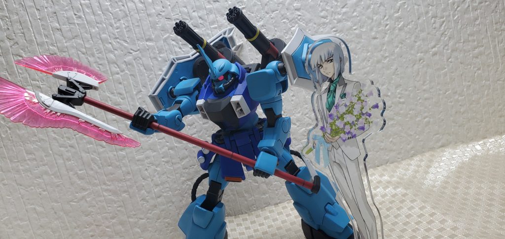 妻のイザーク・ジュールさん(アクスタ)とパシャリ。一応ビームアックスは両手持ちできます。コレクションシリーズのパケ絵を再現しようとしましたが、ミシミシ言ってて破損が怖かったので辞めました(笑)