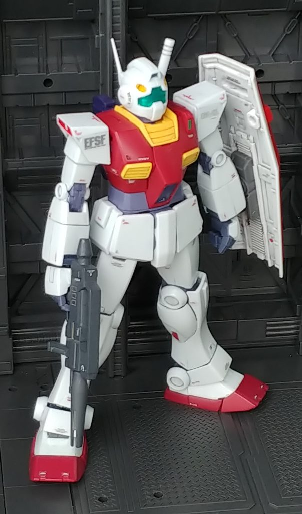 足首、シールドはオリジンガンダムのを加工。ライフルはHGUCのもの。