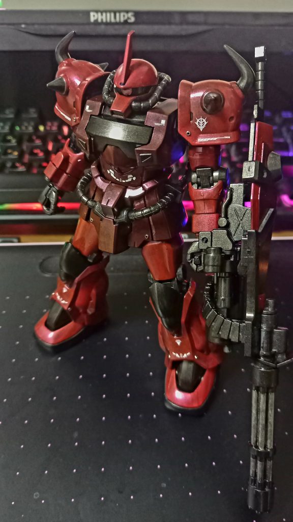 下地、黒い部分:水性ホビーカラー黒鉄色赤:水性ホビーカラーメタリックレッド  濃い赤:国鉄色、メタリックレッドの調色筆塗り塗装です。若干下地の黒鉄色が透けて見えるムラが、逆にリアル感が出ていて気に入ってます。また、各所にメタルパーツの代わりにかしめ玉を仕込んでいます。ジオン系MSはメタルパーツとの相性がバツグンですね。