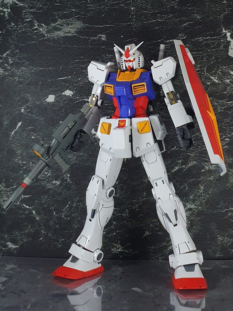 《改造点》【頭部】MG ガンダム3.0の頭部を元にフェイス部分やアンテナ形状を見直している。【胴体】フルメカニクス 1/100 レイダーガンダムの胴体を改造(おなじみ)!各部接続軸を新造して合わせた。【腕部、脚部】MG ガンダムORIGIN版をベースにしつつも、ショルダーパーツの変更や大腿部延長などの改造を行う(過去作のG-3との差別化の為)【腰部】MGのORIGIN版をベースに改造。外装はMG ヘイズル2号機付属の物を加工して採用。