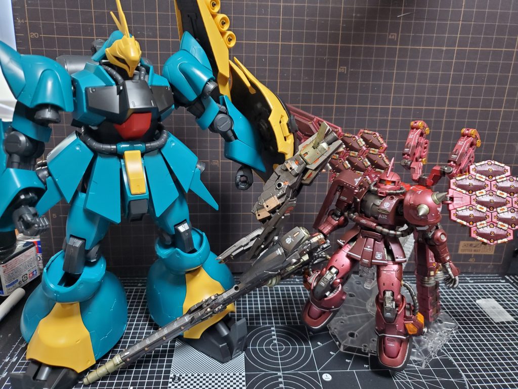 以前作成したHGシャアザクとサイズ比較。でかすぎる・・・