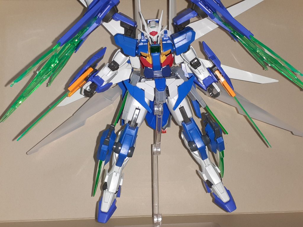 二か月ほど前にとりあえず仮で組み合わせてみたもの。この時点では腰はAGE-FXのものを使用して、Cファンネルを装備していました。肩はセブンソード、頭部アンテナはダブルオースカイのまま。