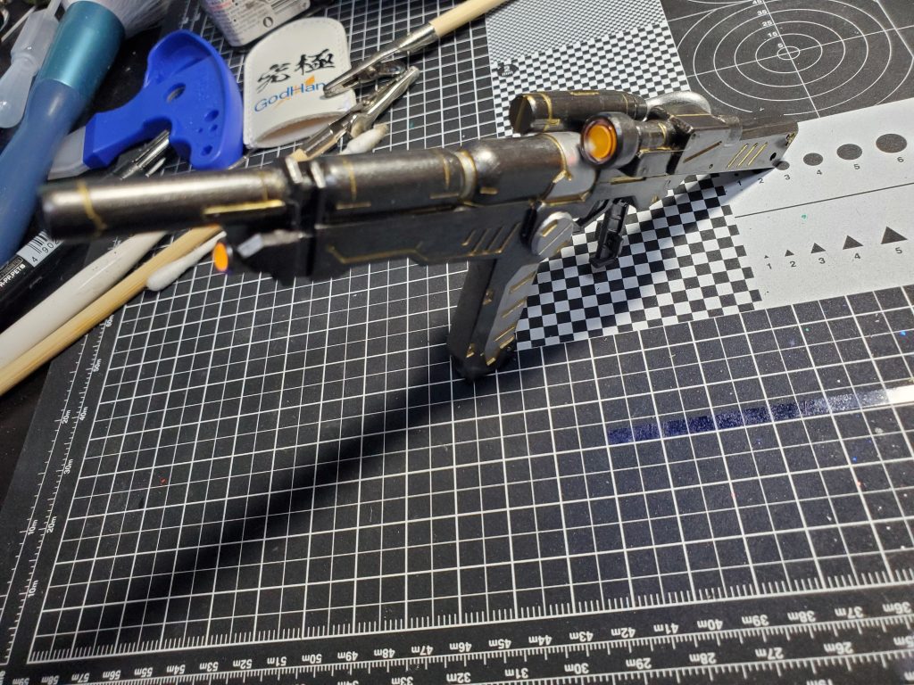 武器はアクセントでシルバーを入れてみました。スコープ部分はクリアパーツ内に空洞があったので、中にHアイズを仕込んで２重構造になっています。