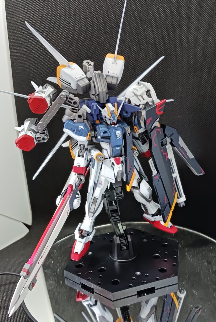 組み替えでハーフクロス的な形態にもストライク本体は肘関節を劇場版作品から移植肩関節を市販の関節技に替えて重量対策しました。