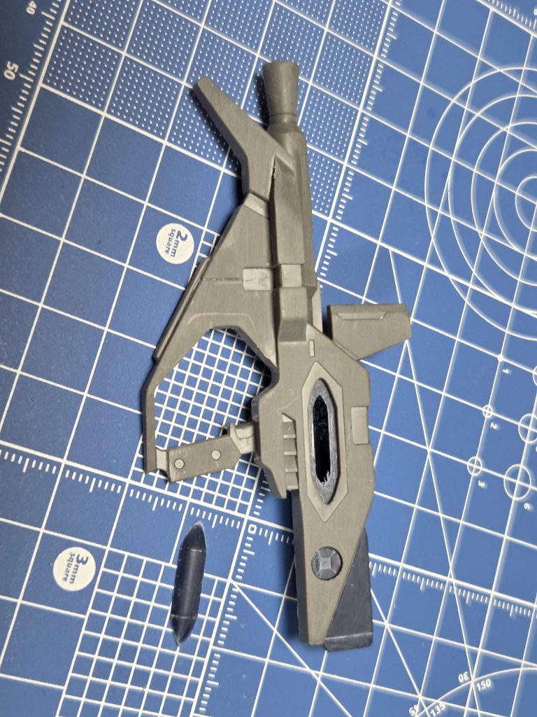 青いラグビーボールみたいなパーツはうすーくスライスして塗装後に貼り付けですね