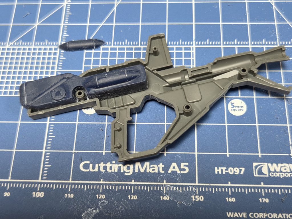 合わせ目ガッツリ出てしまうライフルは塗装の便利を考えてアトハメ加工してます