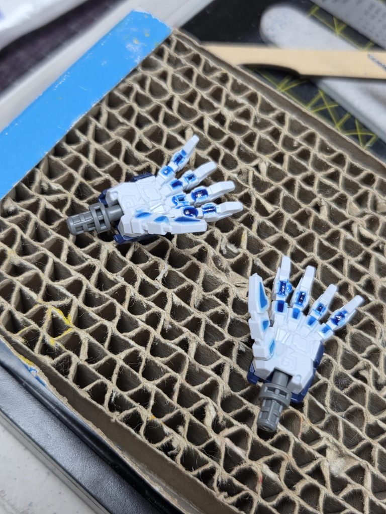 手指の肉抜き穴は瞬間接着剤で埋めました