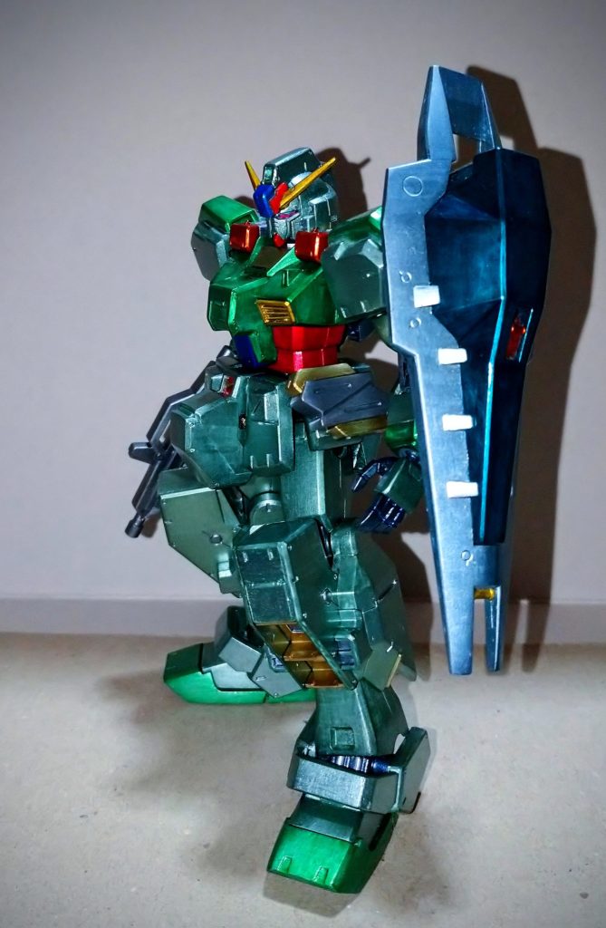 キャンディ塗装は胴体部分等の濃い緑、青、赤、黄(金)とシールドの薄い青の部分等です。他はクロムシルバーにクリアーカラー等で調色したメタリック感のある色味にして全体的に煌めく感じを意識してグロスのトップコートで仕上げました。