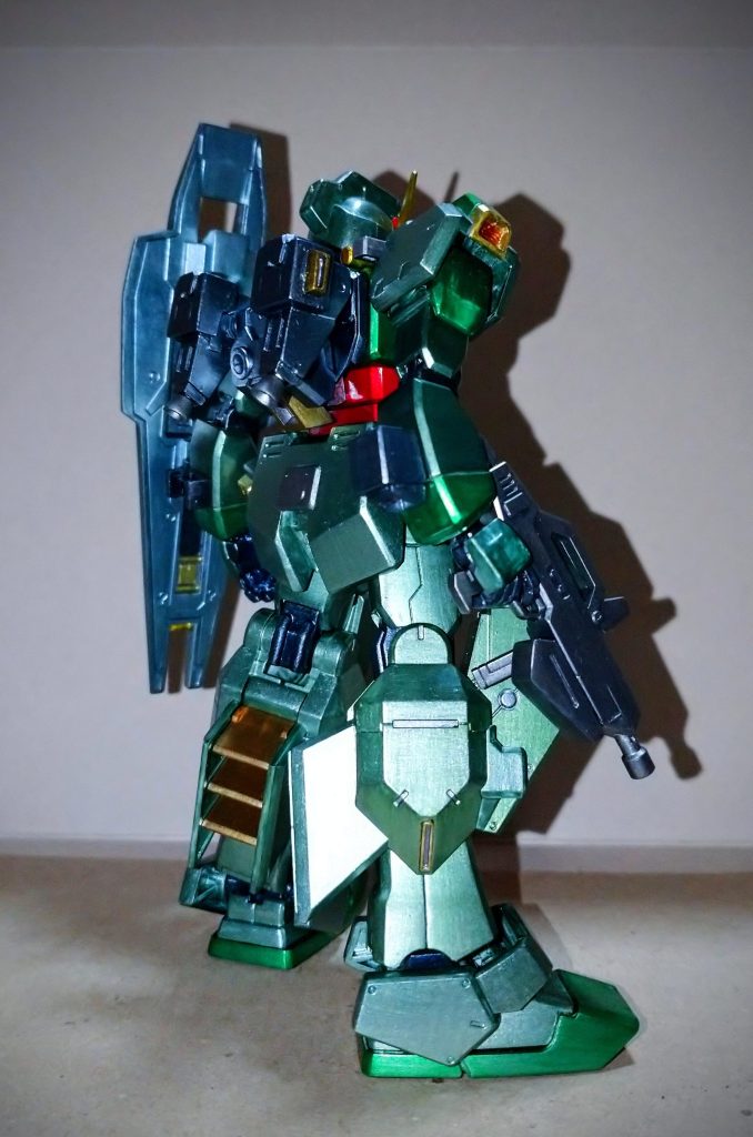 ランドセルがどうにも好みではなかったので自分好みにというかプラ材とあるものを適当に組み合わせてそれっぽくでっち上げました。アースリィガンダムのオマケパーツとアーマー合体用フレームの一部を加工してあります。リアアーマーの特徴的なスラスター群モールドはなんかタコさんの吸盤みたいに見えてカッコ良くは見えなかったので上からプラ板張り付けてサヨナラです。( ・ε・)