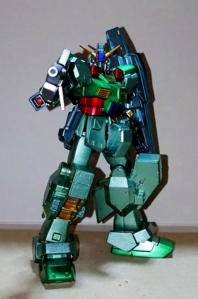 右腕のジョイント穴隠しも兼ねて以前何かで作ってボツになった箱組みパーツがあったのでゼータの腕部グレネード的なイメージの外付けパーツ仕様として再利用です。正に一石二鳥ですな。ガッハッハッ( ￣▽￣)