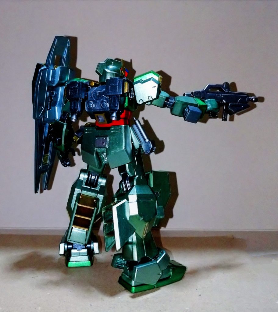 通常この手の塗装方法では下地の塗料を侵さない塗料で上塗りするのが当たり前なのですがラッカー系しか所持していないのでオールラッカー仕上げです。下地が溶けてやり直した所もありますが力尽きてあきらめた所もあります。まあそれっぽくなってくれたら良いか位の考え方なので仕上がりもその通りのものです。筆ぬりゃ～のゴッドアイテムツヤ消しスプレー仕上げでも無いので色々とアラがありますが多分塗装では一番時間をかけた(かかった)作品だと思います。これでも少しはマシに見える写真を選んでおります。😅