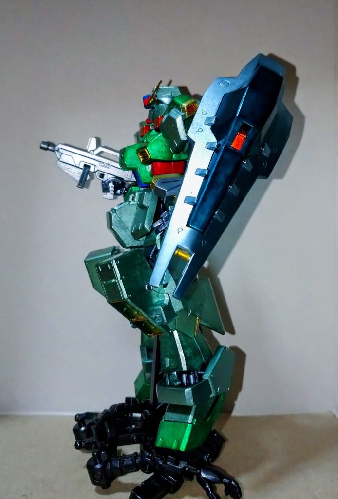 キットはHGのNo.56なのでかなり初期にキット化されたものですがかなり力を入れて設計されたと思わせる出来映えだと思います。可動部はもちろん今の仕様ほどではありませんがそれなりに動きますし特徴的なデザインも良く再現してあるなと感心します。自分が購入した物は青バンダイの再販品ですが関節パーツ類のランナーがKPS素材になっていました。多分元の仕様はABS素材だと思うので素晴らしい仕様変更だと思います。すべてのキットがそうでは無いとは思いますが強度的に問題無い箇所ならそうしてもらいたいものです。
