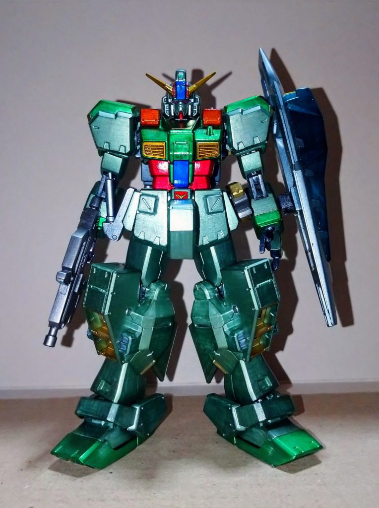 ランドセル制作時にビームサーベルの事をすっかり忘れていて収納場所に困ったのでサイドアーマーのハードポイントに取り付け出来るサーベルホルダーをプラ板でスクラッチしました。サーベル取り付け部が可動していざという時に直ぐに手でとれる親切設計です。二つ作るエネルギーは無かったので片側だけでフィニッシュです。(ー_ー;)