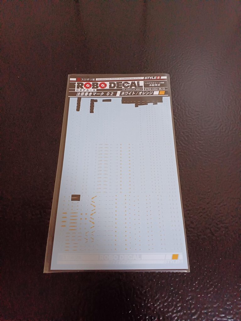 デカールです(zaku-kao5)コクピットハッチ両脇に貼りましたが、途中からアーマーやバインダーは無い方が良いかな~、と思いましてこれだけです(笑)