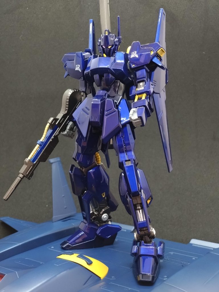 VS.シリーズの百式を意識しているので、ド・ダイ改の上に立たせてみました。ド・ダイ改はガンダムベースで販売している21st CENTURY REAL TYPE Verを塗装しています。本当は引いて撮影したかったのですが、撮影ブースが小さくて断念…