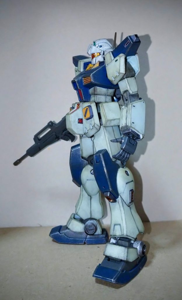 何かしらオリジナリティーを出そうとして良かれと思って塗装したのでしょうが今見ると中々に残念な配色ですな(ー_ー;)どうしてヒザを青くしてしまったのでしょうか・・・