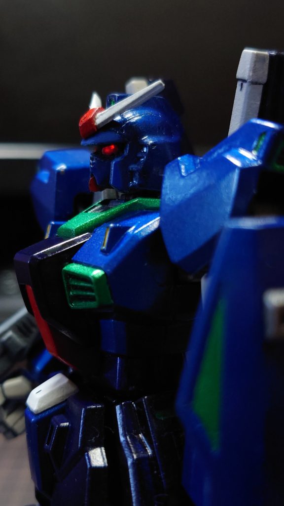 今回も”光る眼”にはこだわっています。しかし、ガンダムは、過去に何回も失敗しており「今回こそは!」です。目玉のように光って不気味になったり、目は暗いのに関係ない箇所が明るく光ったり、上手くいったことがありません。今回は、0.5mmの光ファイバーを片目に3本ずつ通すことで、ガンダムっぽく光らせることができました。