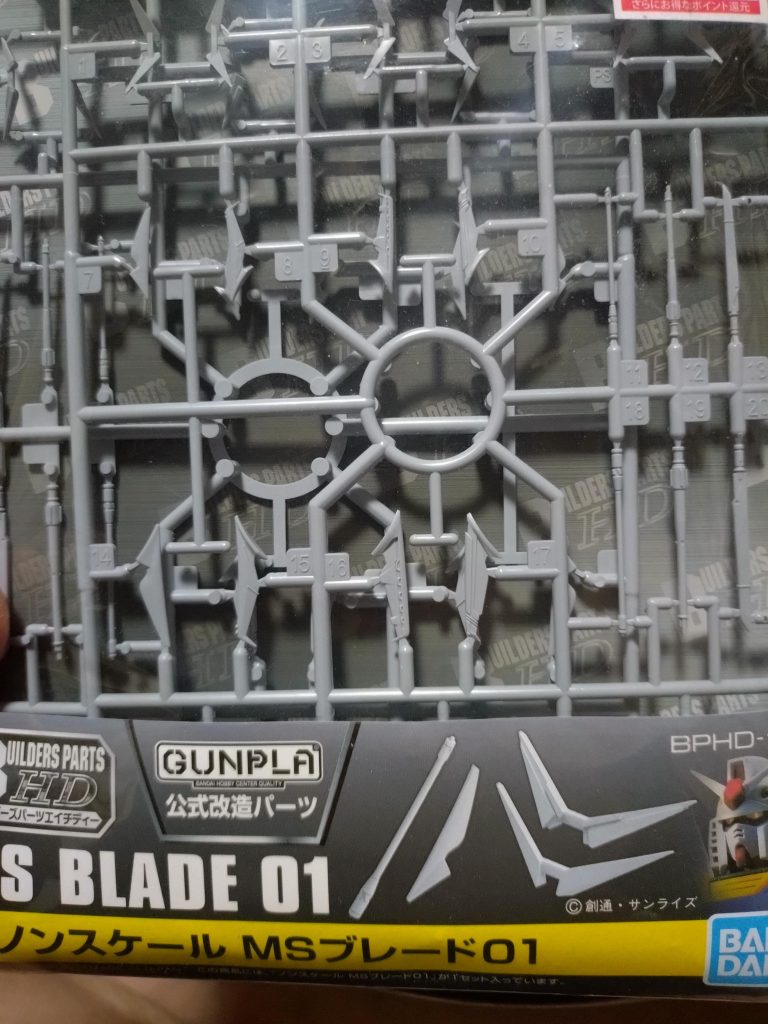 今回制作では頭部のデザインがアッサリしていると感じたので手持ちに有ったツノを接着する事にしました。