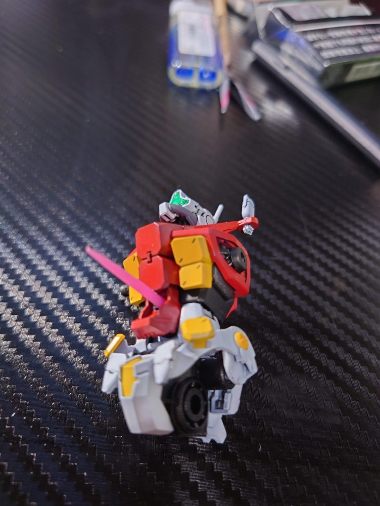 せっかくきれいに色塗ったのに穴を開けて、腕のちぎれた部分を作り直し