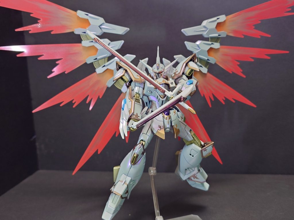 付属のシール等はカメラアイ部とライフルのセンサー部のみ使用しています。ドラグーンなどの紫の部分に関しては黒下地にパープルのパール塗料を吹いて色付けしてます。(ドラグーンは飾れるベースがなかったので今回は写ってませんが)