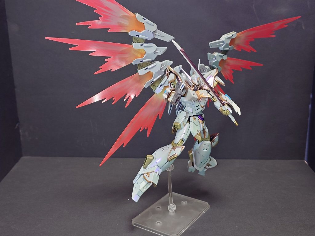 光の羽が板なのでつけると少しばかり違和感もあり片側にしかつかないので裏から見ると残念な感じがしました。 今回はカルラの製作を行いましたがカラーリングはそのままでしたがどちらかの色を変えても似合いそうな色があるなとほかの方の作品を見て思ったので今後機会があればオリジナルカラーで製作してみたいキットでした。最後にドラグーン塗装済みですがアクションベースがなかったので今回は取れてないので何かの機会があれば撮影したいと考えてます。 ご覧いただきありがとうございました。