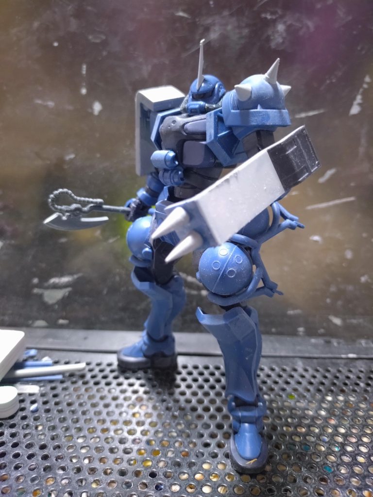 スパイク付きシールドは0.5mmプラ板の積層接着を雰囲気で大きさを決めて合体。肩のスパイクは欲しいサイズを使い切り、残ったものを接着。