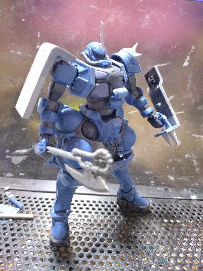 右肩シールドは裾がV字になっているので真っ直ぐにするのに手間取りました。3mmのプラ角棒があれば並べて接着する事で早く板状にできた筈ですが無かったため別の方法でいきました。よく使用済ランナーを加工して・・・など目にする事が有ったので同じ色のランナーを適当にカットして並べて接着しました。ただ丸棒なのでフラットにするのに手間取りました。角棒を買ってきて加工する方が格段に早くできそうです。