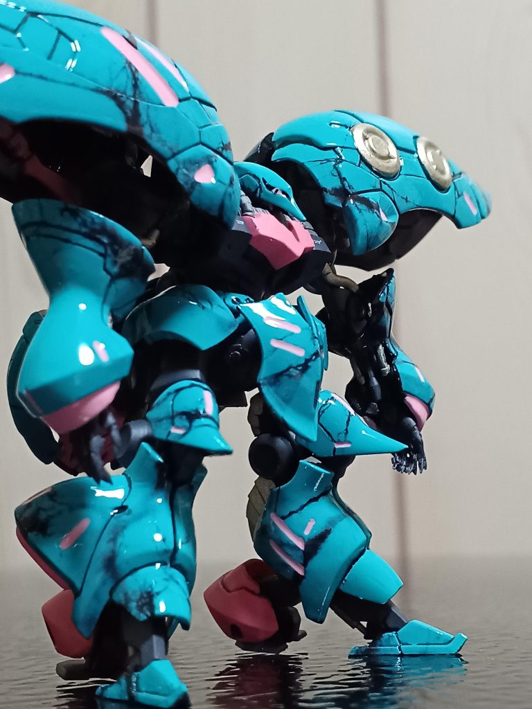 少し煽りからのアップです‼️ウェットティッシュでやるやり方ですけど、コンビニで貰える(紙おしぼり)でやりました。アーティファクトは小さいので、マスクして塗装するのが難しかったですね(zaku-kao4)