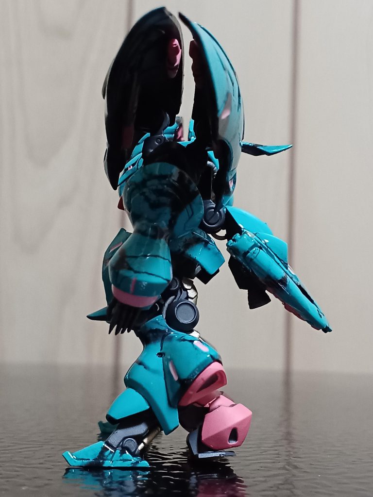 左サイドから。フレキシブルバインダーやアーマーなどはグロス光沢仕上げにして、フレームと一部はつや消しにしてメリハリをつけてみました‼️