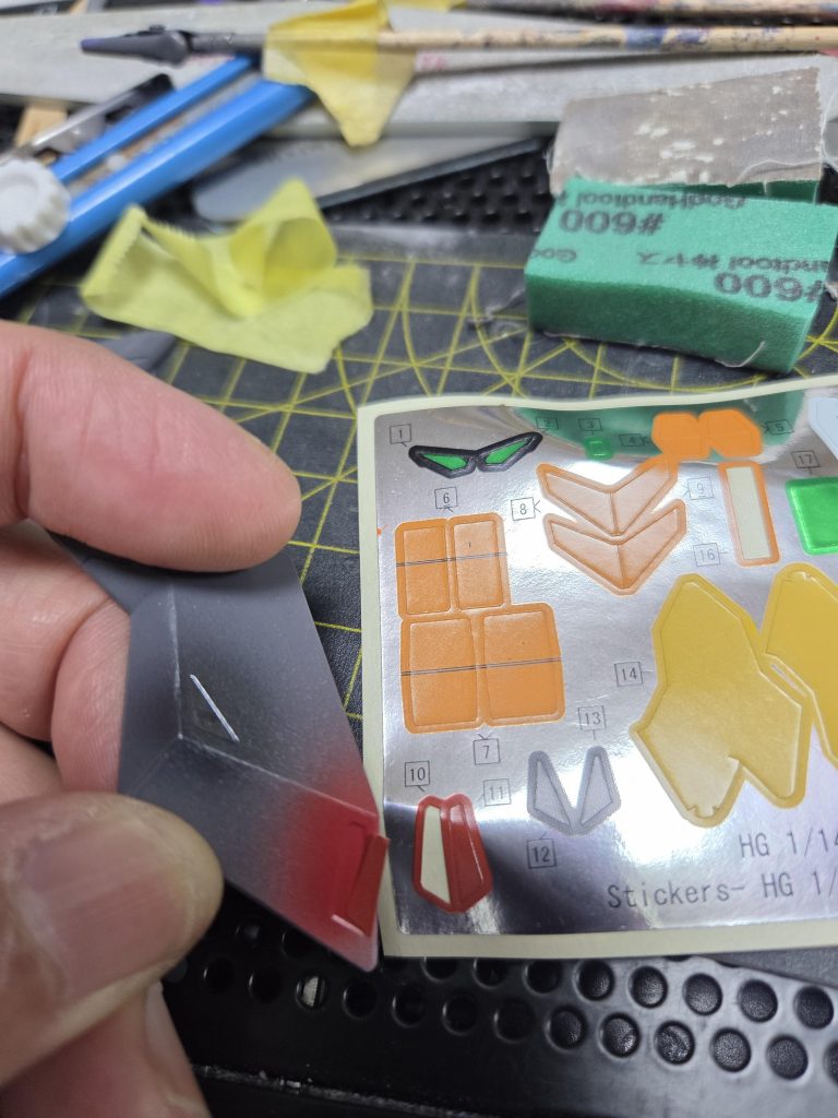 このキット細かい塗りわけ箇所多いんですが、付属のホイルシールをマスキングテープ代わりに使うとわりかし便利です(笑)