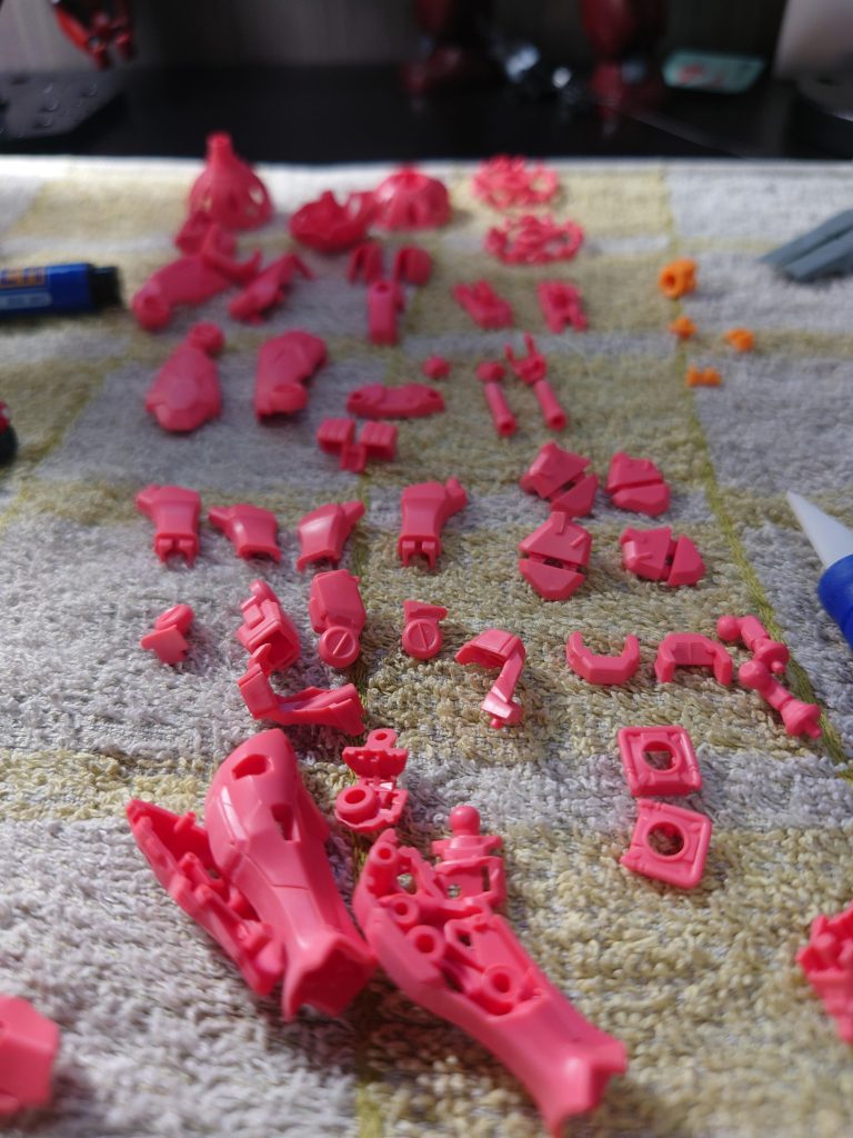 赤いガンダムは割と素直に組みました