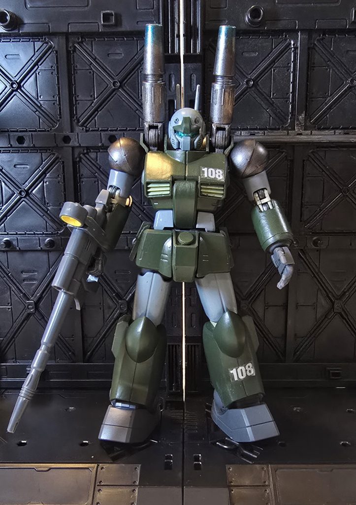 まずは正面。濃緑色にエアクラフトグレー。なかなか良い配色✨