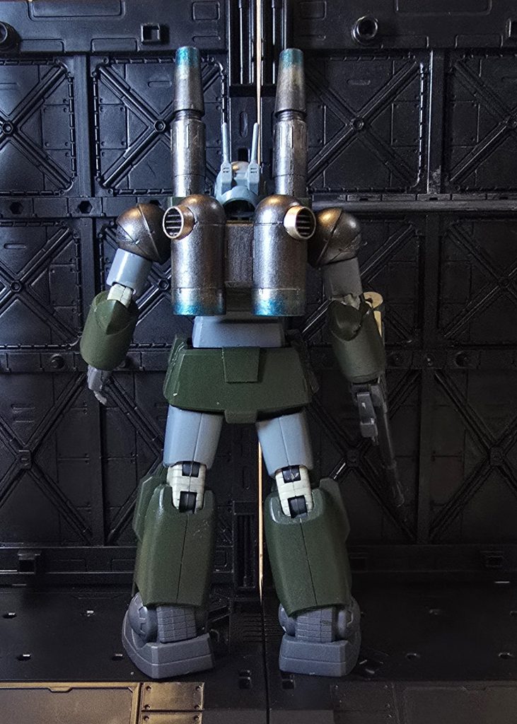 後ろ姿。いつも通りの配色。 