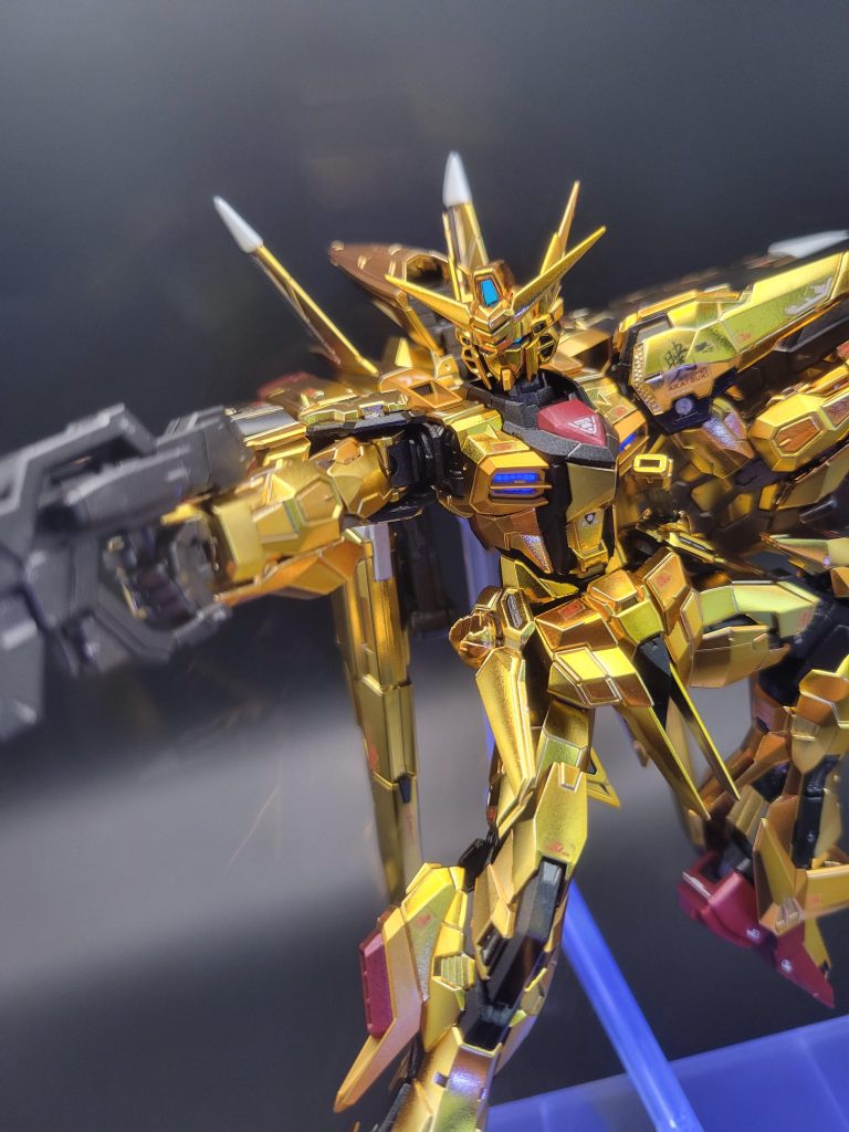 一部、蛍光塗料を使用してるので紫外線ライトで光ります。