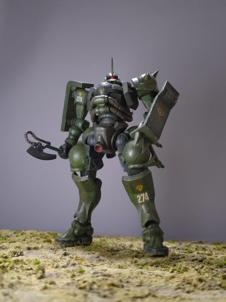 カラーはいつものダークグリーン系とオリーブドラブ関節部分はネイビーブルーにしましたが合ってないように思ってファントムグレーに塗り直しました。有り合わせのデカールを貼ってトップコート後、地球上で大暴れしている感じにエナメル塗料とウエザリングマスターでエッジを汚して完成としました。
