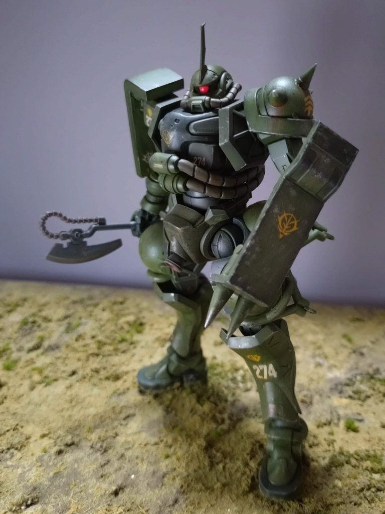 左手に持っているシールドは旧ザクキットに付属されていたスパイク付きのシールドをイメージして改造を実施しました。