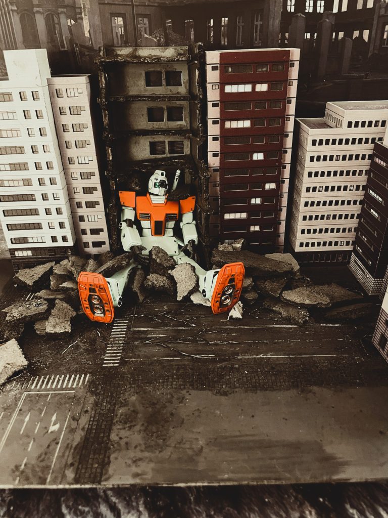 ビルに叩きつけられたジムをイメージしています。