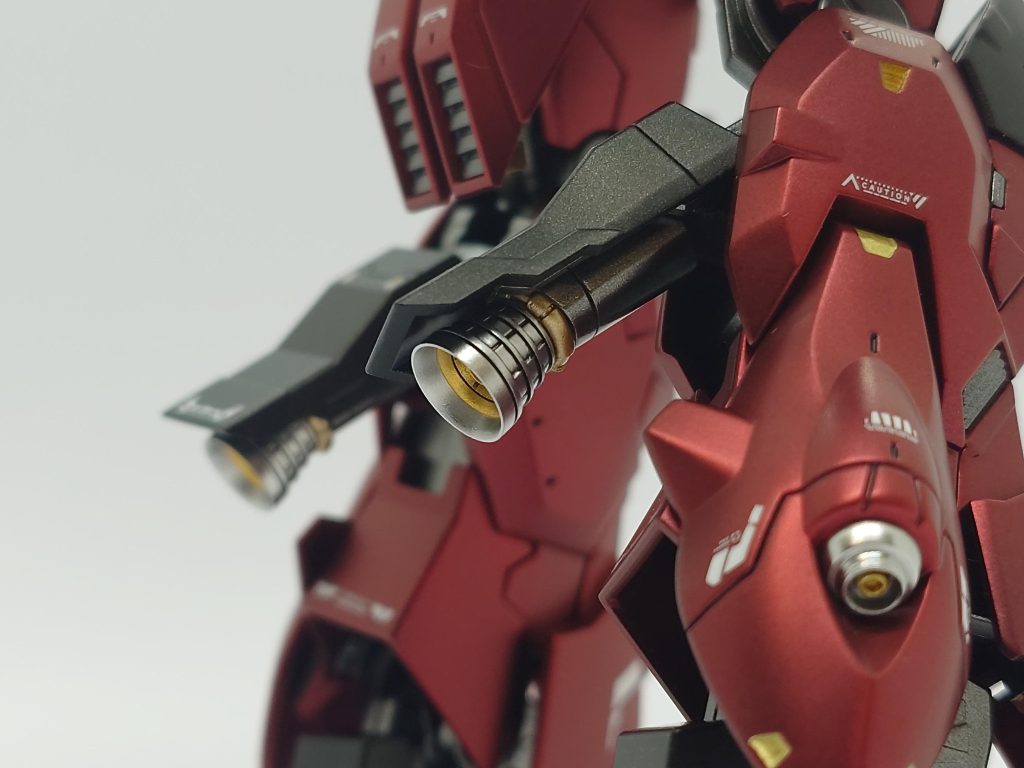 あんまり見えない所ですが、脚部裏側のバーニアも置き換えてます。3パーツ構成なので塗り分けがしやすくいい感じでした。