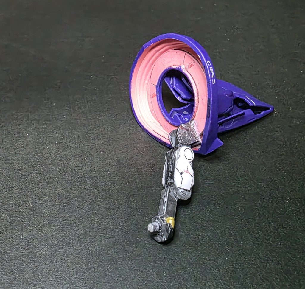 頭部ユニットは多重関節とロール軸をランナータグとポリキャップを使って作成しました。この多重関節があるおかげで、収納と頭の前後左右の可動に追従させる事が可能となっています。