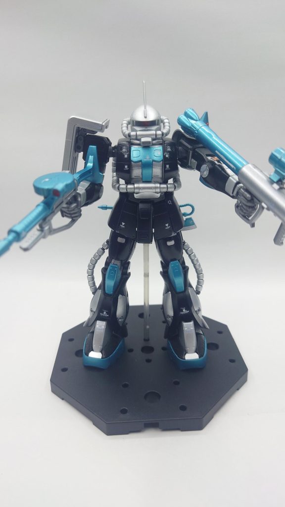 モノアイはやっぱり赤が良くて。本場(?)のミクザクはモノアイもミクカラーなんですけどね。当初クリアレッドで綺麗に塗ってたのにパーツをはめる時に色が剥げてしまいまして。だってはめるの硬かったんだもん。目の前にあった赤マジックで塗ってみたら結構綺麗で、もうこれでいいじゃんってなってしまいました。