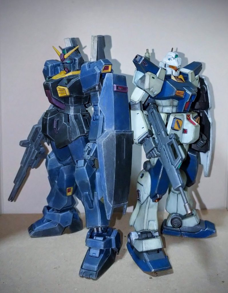 オマケという訳ではないのですが前回にあげたジムカスとのツーショットが有ったので一枚ペタリと時系列的にもギリ被っていそうなので許して下さい。カラーリング的には主人公と悪のライバルっぽく見えますね。以上になります。最後までお付き合いして下さった方々、ありがとうございます。