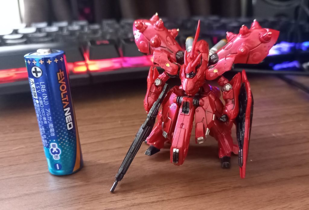 アーティファクトは一度シルヴァ・バレトサプレッサーを作ったことがあったのですが、その時は塗らずに素組みだった為、今回が初めての塗装でした。赤:水性ホビーカラー メタリックレッド黒:水性ホビーカラー黒鉄色銀:タミヤエナメル チタンシルバー金:ガンダムマーカーEX イエローゴールドシルヴァ・バレトの時にも思いましたが、本当にパーツが小さい...!ニッパーで切ってからだと間違いなく紛失すると思ったので、ランナー段階で色を塗っておき、組んだ後にゲート部分や細かい箇所ををちまちま塗り直す作戦にしました。