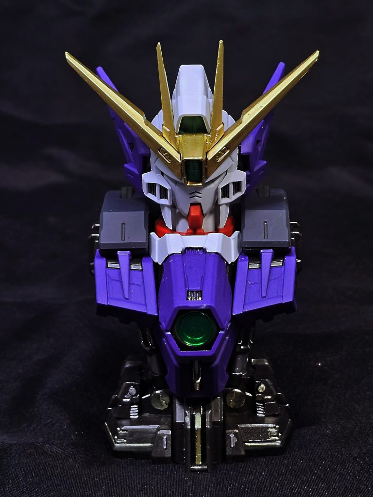 撮影後、首の部分がオリジナルのカラーリングとは違っていたと発覚して一部再塗装。