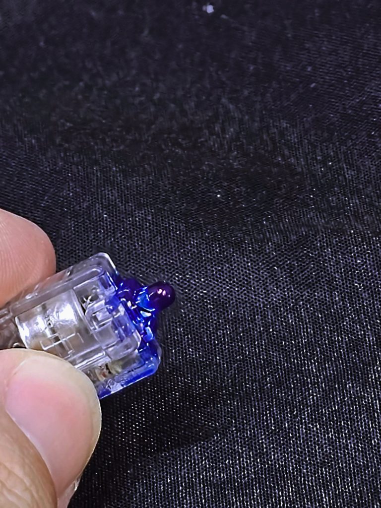 試しに発光ユニットもクリアーブルーで塗装。