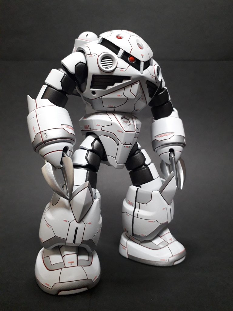 モノアイはプラパイプとプラパイプで作成し埋め込んでみました。ちょっと出っ張りすぎた。