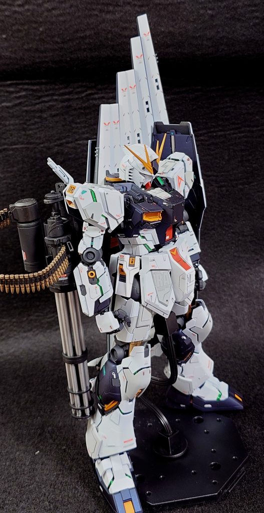 ファンネルが重すぎるのでポージングし辛いですね。ガトリングで更に背中が反ります。応急的に腰の付け根にプラ板挟んでポージングしました。