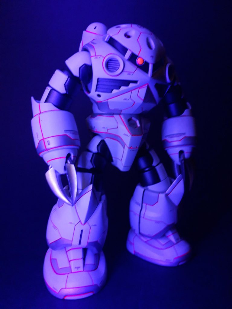 一応光るんですよ。一応。パネルラインはガイアノーツのエナメル 蛍光レッド。モノアイは水性ホビカラーの蛍光レッド。光のあたり具合なのかモノアイはしっかり光って見える割にパネルラインはイマイチ。カメラ通すと光が弱くなるような、、、。ブラックライトの撮影技術！