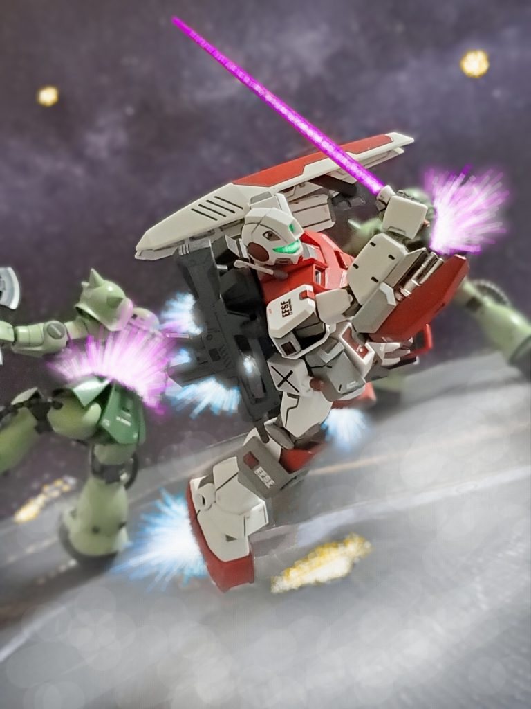 機動力優先で推進剤残量がみるみる低下していくが敵だらけの状況の甲板上では止まる事は命取り💔一瞬の隙も見せず突き進むユング少佐✨激しい戦闘の中、手持ち火器の残弾を温存しビームサーベルで切り伏せる試作型２号機👍️動力ブロックは目前である👀✨