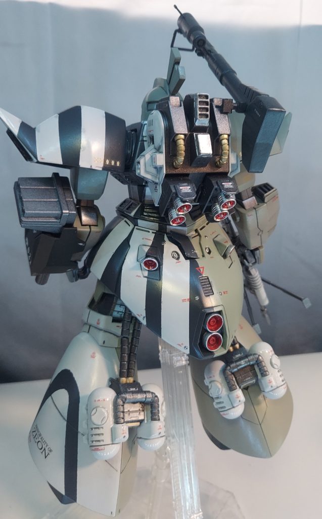 うしろ追加タンクゎまた漢のロマン白タンクにしま酢た(っ ´ﾛ` )ﾉバックパックゎB型を1A型にお手軽改修ノーマルのバーニアを取っ払ってアオリを付けてメタルバーニアに変更ジャイバズゎMGサイズじゃデカ過ぎたのでHGのジャイバズを持ち手部分を切断して合体